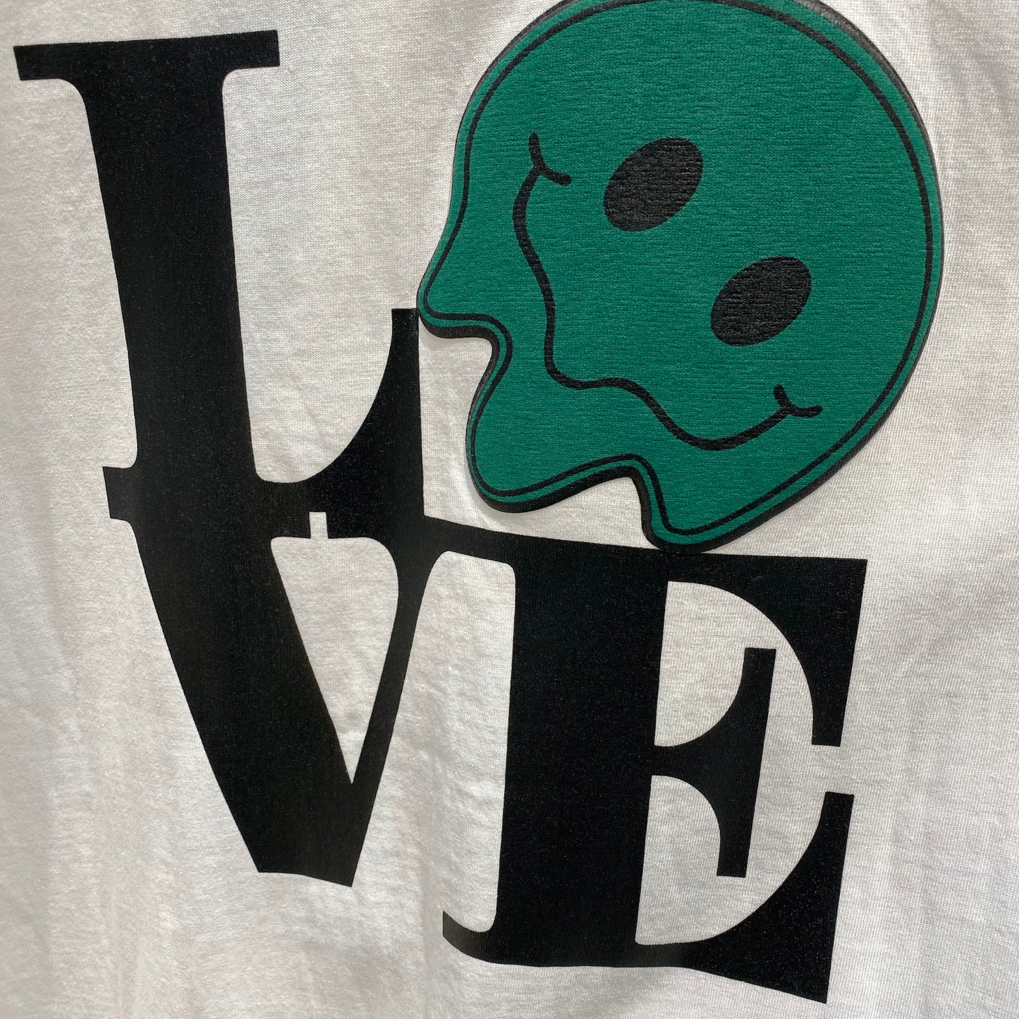 エンボス LOVE Tシャツ